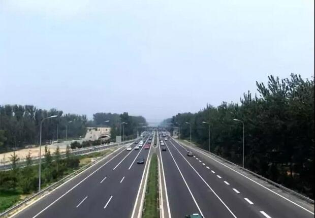 間斷性踩油門(mén)的操作，能讓我們?cè)谛旭倳r(shí)省油嗎？